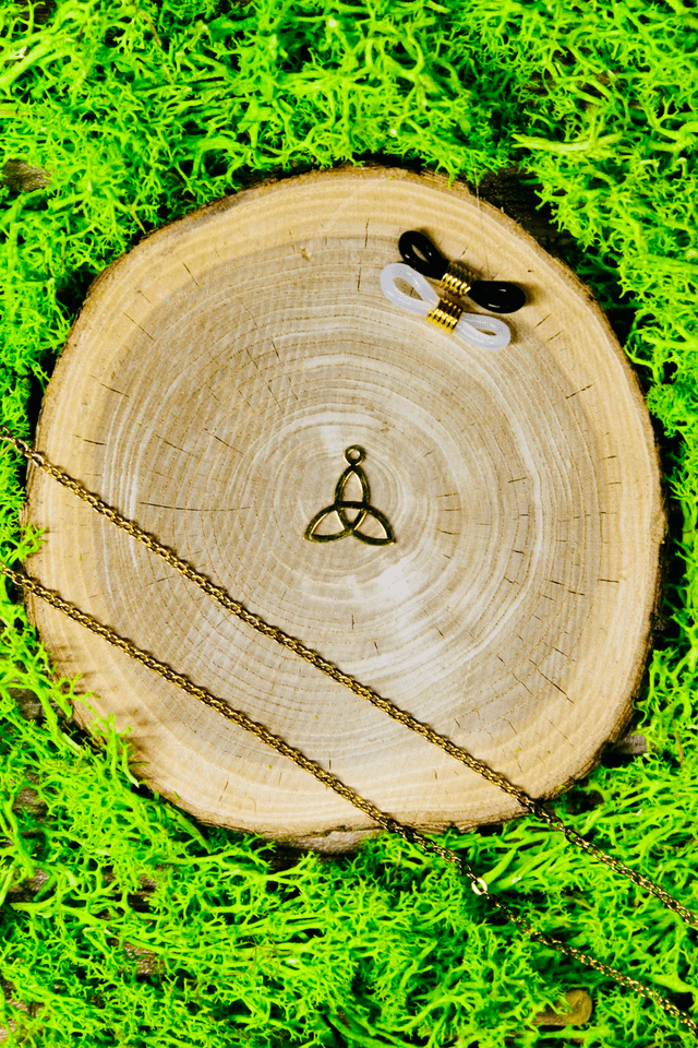 Chaine de lunettes intemporelle dorée personnalisée Triquetra